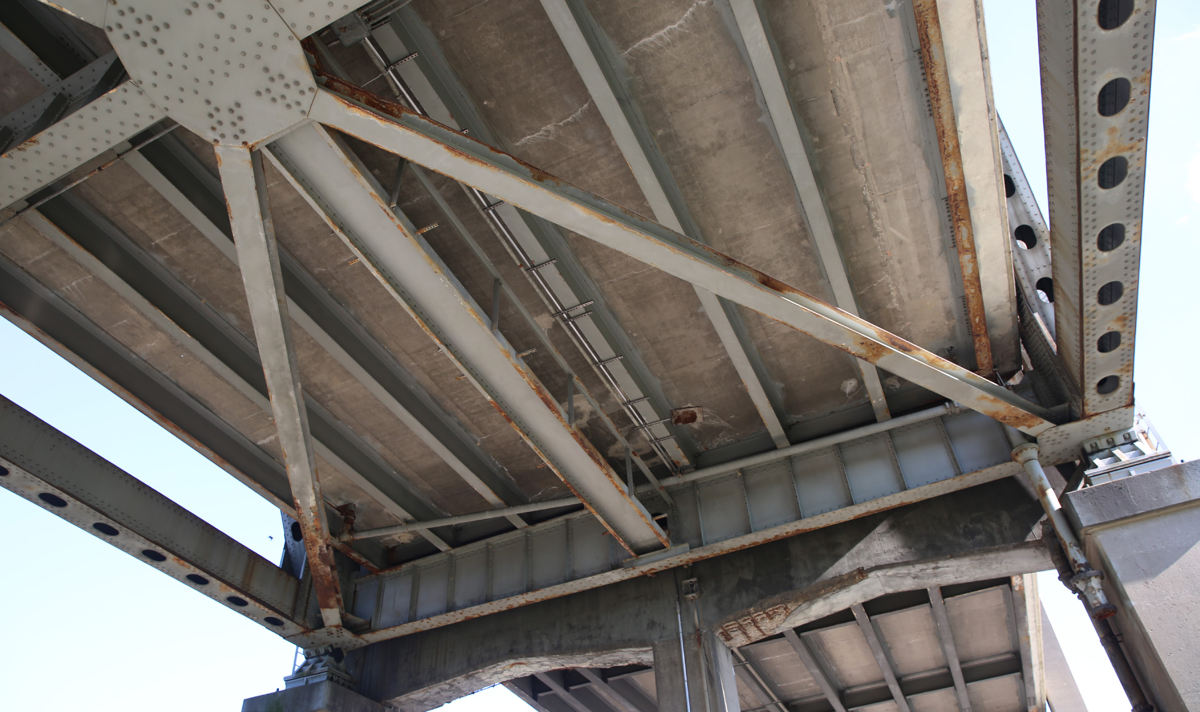 image of the upper bridge deck that shows corrosion